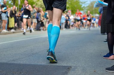 Maraton koşu yarışı, birçok koşucu ayaklarıyla yol yarışı, spor müsabakası, fitness ve sağlıklı yaşam tarzı konsepti