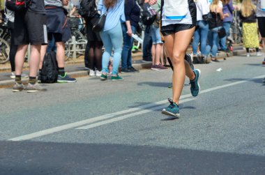 Maraton koşu yarışı, birçok koşucu ayaklarıyla yol yarışı, spor müsabakası, fitness ve sağlıklı yaşam tarzı konsepti