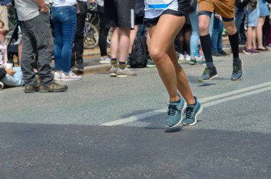 Maraton koşu yarışı, birçok koşucu ayaklarıyla yol yarışı, spor müsabakası, fitness ve sağlıklı yaşam tarzı konsepti