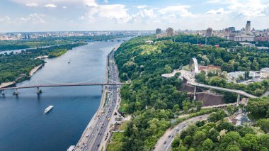 Yeni yaya bisiklet parkı köprü inşaatı havadan drone görünümü, Dinyeper nehri, tepeler, parklar ve Yukarıdan Kiev şehir manzarası, Kiev silueti şehir, Ukrayna