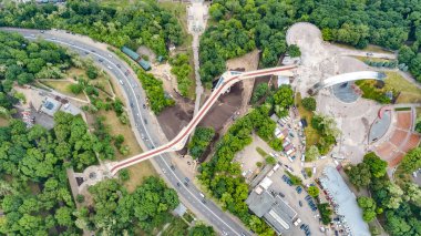 Yeni yaya bisiklet parkı köprü inşaatı havadan drone görünümü, yukarıdan tepeler, parklar ve Kiev cityscape, Kiev silueti şehir, Ukrayna