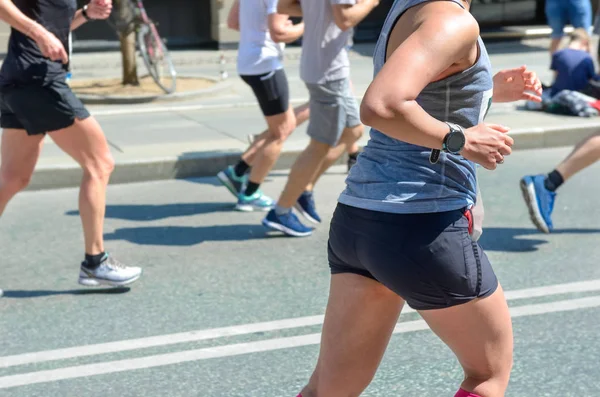 Maraton Koşu Yarışı Yol Yarışında Kadın Koşucu Koşmak Spor Yarışması — Stok fotoğraf