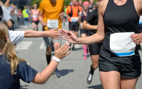 Maraton Wyścigu Biegaczy Wsparcia Wyścig Szosowy Dziecko Rękę Dając Highfive — Zdjęcie stockowe