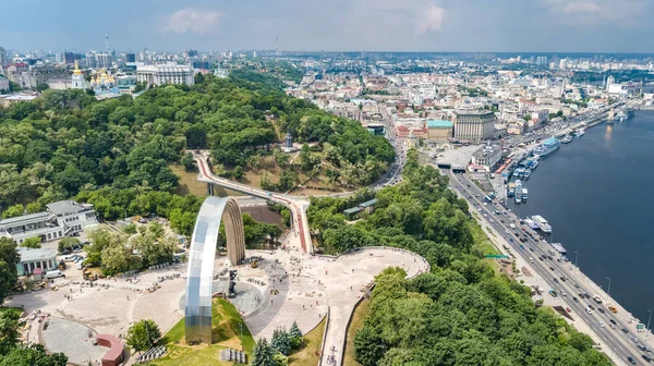 Antenni Drone Näkymä Uusien Jalankulkijoiden Pyöräilypuisto Silta Rakentaminen Dnepr Joki — kuvapankkivalokuva