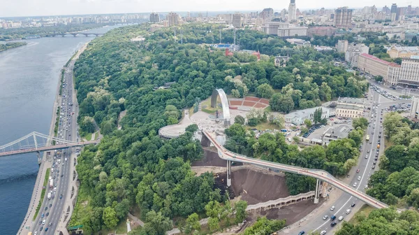 Yeni Yaya Bisiklet Parkı Köprü Inşaatı Havadan Drone Görünümü Dinyeper — Stok fotoğraf