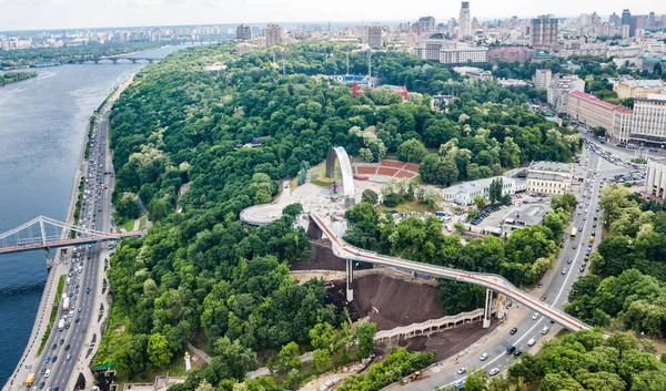 Yeni Yaya Bisiklet Parkı Köprü Inşaatı Havadan Drone Görünümü Dinyeper — Stok fotoğraf