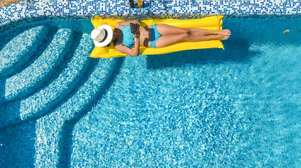 Belle Jeune Fille Relaxante Dans Piscine Nage Sur Matelas Gonflable — Photo