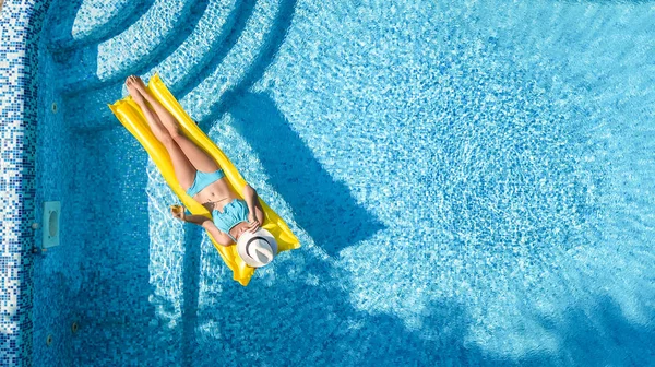 수영장 편안한 매트리스에 휴양지 위에서 항공기 재미에 — 스톡 사진