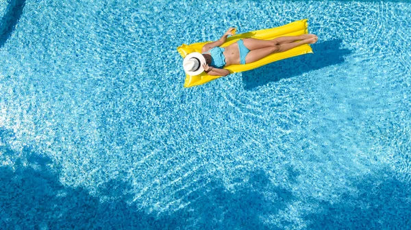 美丽的小女孩在游泳池里放松 在充气床垫上游泳 在水中享受家庭度假 热带度假胜地 空中无人机景观从上面 — 图库照片