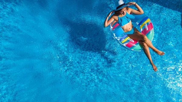 Hermosa Chica Sombrero Piscina Vista Aérea Superior Desde Arriba Mujer — Foto de Stock