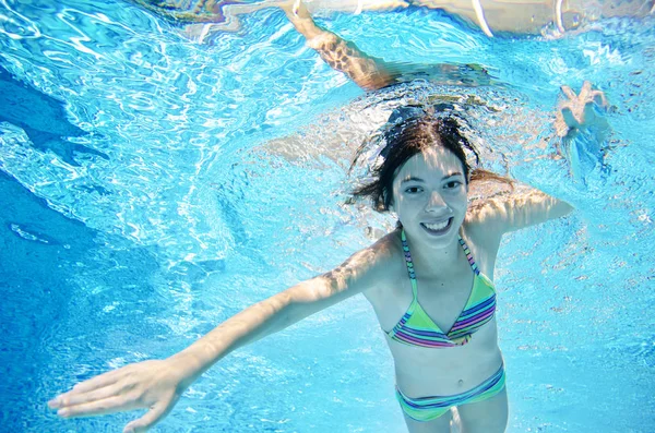 Gyermek Úszik Víz Alatt Úszómedencében Boldog Aktív Tinédzser Lány Merül — Stock Fotó