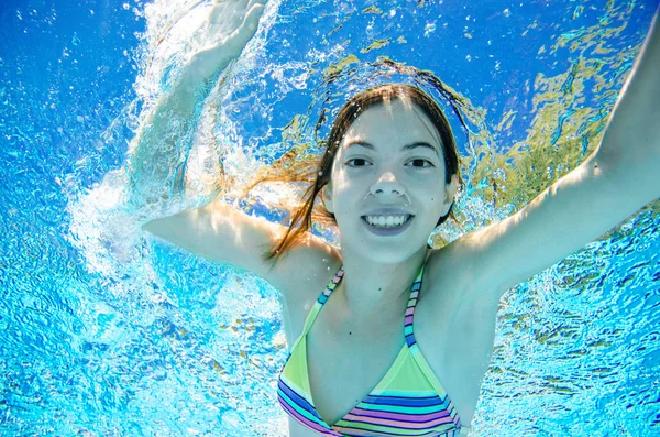 Criança Nada Debaixo Água Piscina Feliz Ativa Adolescente Menina Mergulha — Fotografia de Stock