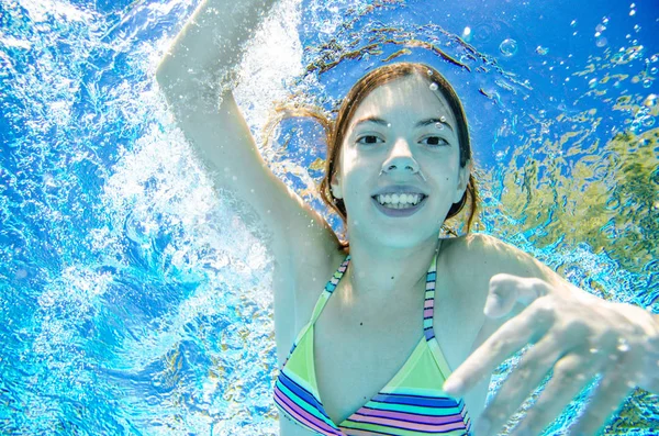 Kind Zwemt Onder Water Zwembad Gelukkig Actieve Tiener Meisje Duikt — Stockfoto