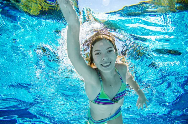 Kind Schwimmt Unter Wasser Schwimmbad Fröhliches Teenager Mädchen Taucht Und — Stockfoto