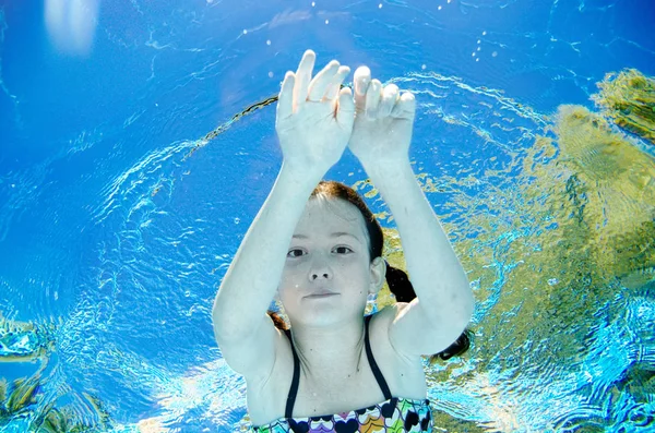 Barn Simmar Vattnet Poolen Glad Aktiv Tonåring Flicka Dyk Och — Stockfoto