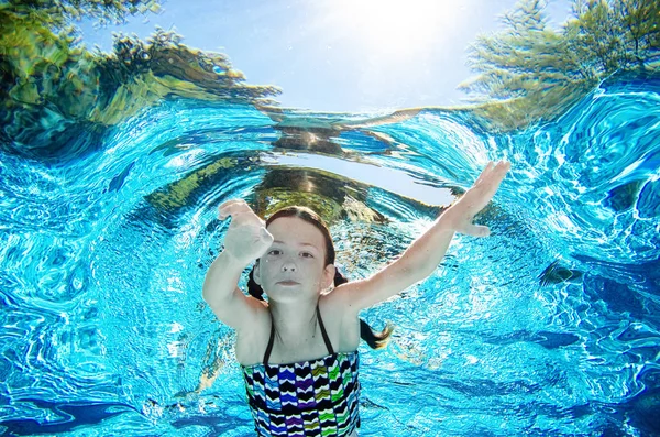 아이들은 수영장에서 수영을 활동적 소녀가 다이빙을 휴양지에서 여행을 속에서 즐겁게 — 스톡 사진