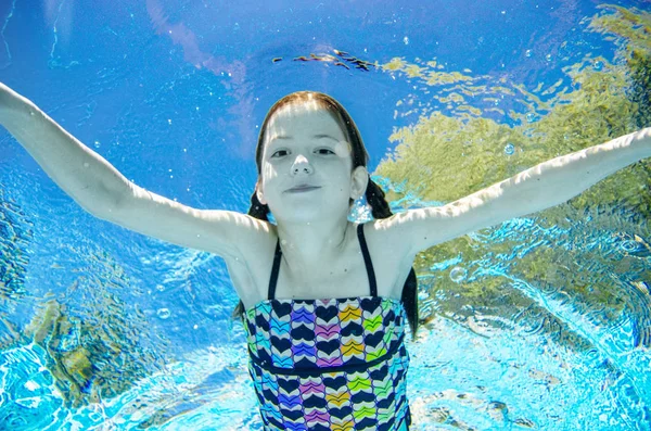 Kind Zwemt Onder Water Zwembad Gelukkig Actieve Tiener Meisje Duikt — Stockfoto