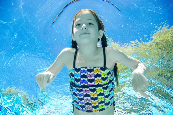 孩子们在游泳池里游泳 快乐活泼的少女潜水 在水里玩乐 孩子们的健康和家庭度假 — 图库照片