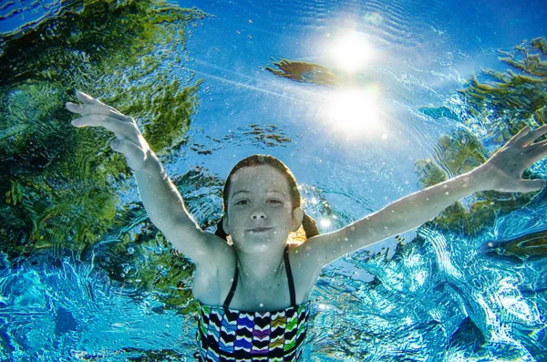 Dziecko Pływa Pod Wodą Basenie Szczęśliwa Aktywna Nastolatka Nurkuje Bawi — Zdjęcie stockowe