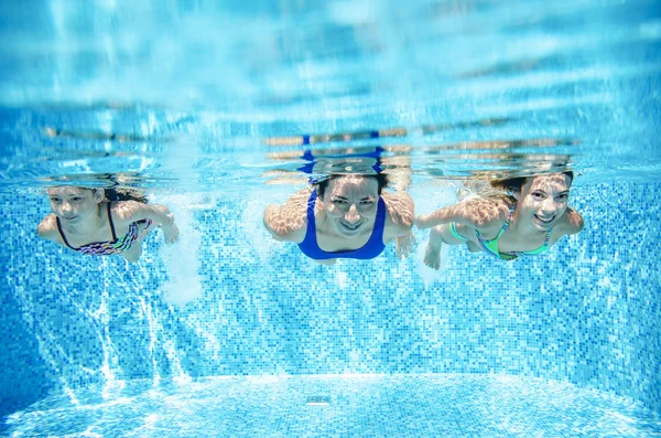 Семья Плавает Бассейне Водой Счастливая Активная Мать Дети Веселятся Водой — стоковое фото