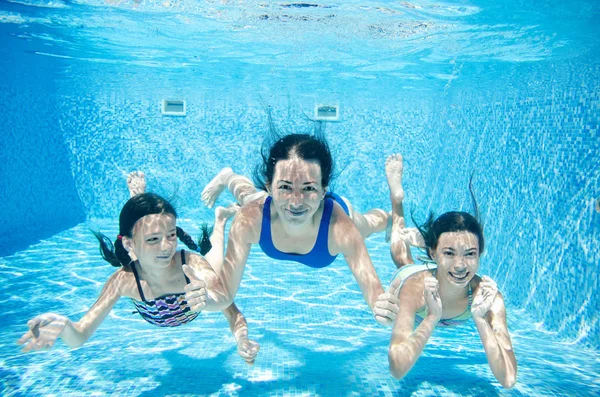 家庭游泳在游泳池水下 快乐活跃的母亲和孩子在水下的乐趣 健身和运动与孩子们在暑假度假 — 图库照片