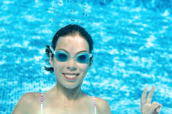 Kind Schwimmt Unter Wasser Schwimmbad Fröhliches Teenager Mädchen Taucht Und — Stockfoto