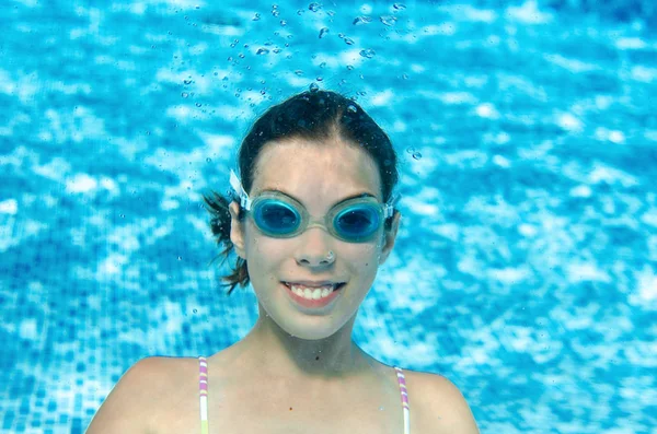 Kind Zwemt Onder Water Zwembad Gelukkig Actieve Tiener Meisje Duikt — Stockfoto