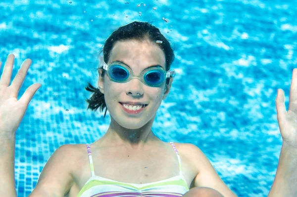 Criança Nada Debaixo Água Piscina Feliz Ativa Adolescente Menina Mergulha — Fotografia de Stock