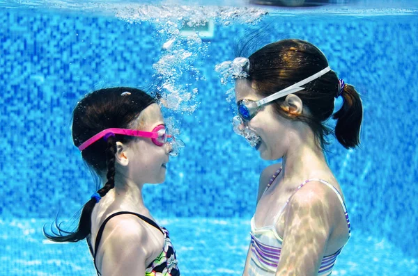 Los Niños Nadan Bajo Agua Piscina Las Chicas Activas Felices —  Fotos de Stock