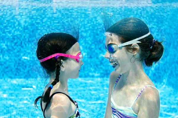 Çocuklar Yüzme Havuzunda Altında Yüzer Mutlu Aktif Kızlar Altında Eğlenir — Stok fotoğraf