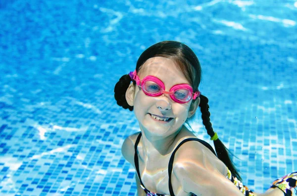 Kind Schwimmt Unter Wasser Schwimmbad Fröhliches Teenager Mädchen Taucht Und — Stockfoto