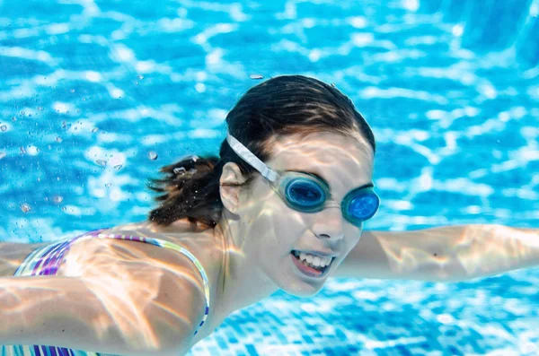 Niño Nada Bajo Agua Piscina Bucea Adolescente Activa Feliz Divierte — Foto de Stock