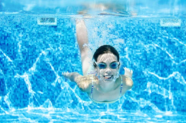 Dziecko Pływa Pod Wodą Basenie Szczęśliwa Aktywna Nastolatka Nurkuje Bawi — Zdjęcie stockowe