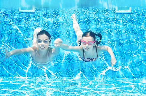 Los Niños Nadan Bajo Agua Piscina Las Chicas Activas Felices — Foto de Stock