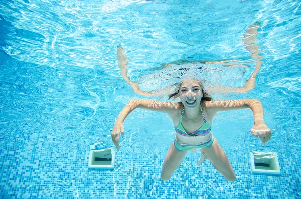 Kind Zwemt Onder Water Zwembad Gelukkig Actieve Tiener Meisje Duikt — Stockfoto