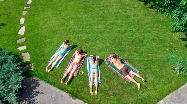 Glückliche Familie Entspannen Schwimmbad Drohnenblick Von Oben Auf Eltern Und — Stockfoto