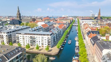 Kopenhag ufuk çizgisinin güzel hava manzarası Nyhavn tarihi iskele limanı ve kanalı renkli binalar ve eski Kopenhag, Danimarka 'da bulunan tekneler.