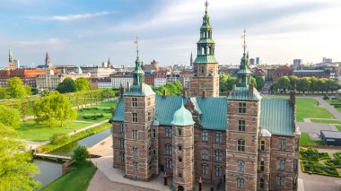 Rosenborg Slot Kalesi'nin havadan drone görünümü ve yukarıdan güzel bahçe, Kongens Kopenhag park var, Danimarka