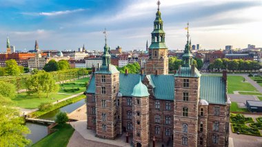 Rosenborg Slot Kalesi'nin havadan drone görünümü ve yukarıdan güzel bahçe, Kongens Kopenhag park var, Danimarka
