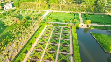 Rosenborg Slot Kalesi'nin havadan drone görünümü ve yukarıdan güzel bahçe, Kongens Kopenhag park var, Danimarka