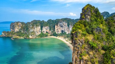 Tayland, Krabi 'deki Railay plajı, yukarıdan tropikal Railay ve Pranang sahilleri ve Andaman denizi kıyıları görünüyor.