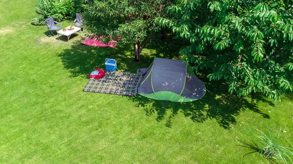 上空からのキャンプ場の上空図 木の下のテントやキャンプ用品 キャンプアウトドアコンセプトでの家族旅行 — ストック写真