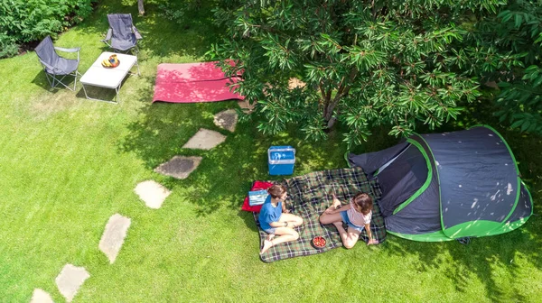 上空からのキャンプ場の空中トップビュー 楽しみを持っている母と娘 木の下のテントやキャンプ用品 キャンプアウトドアコンセプトでの家族の休暇 — ストック写真