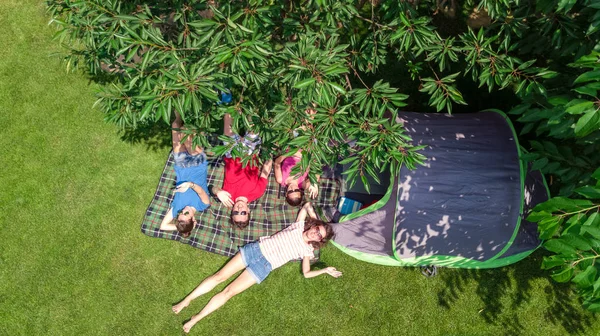 Yukardan Bakıldığında Aile Tatili Ebeveynler Çocuklar Rahatlar Park Çadır Kamp — Stok fotoğraf