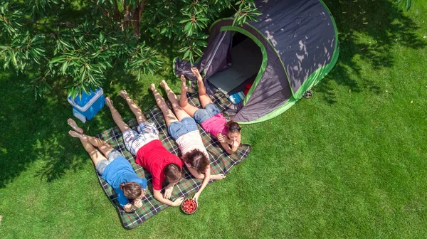 キャンプ場での家族の休暇上からの空中の景色 両親と子供たちはリラックスして公園 テント 木の下のキャンプ用品 キャンプ屋外のコンセプトの家族 — ストック写真