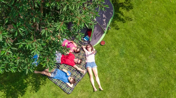 Familienurlaub Auf Dem Campingplatz Aus Der Vogelperspektive Eltern Und Kinder — Stockfoto