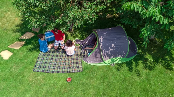 キャンプ場での家族の休暇上からの空中の景色 両親と子供たちはリラックスして公園 テント 木の下のキャンプ用品 キャンプ屋外のコンセプトの家族 — ストック写真
