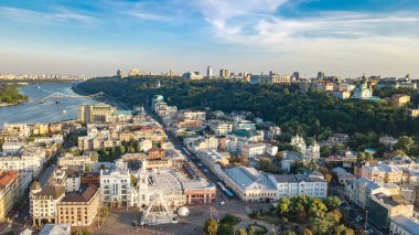 Kiev cityscape havadan üst görünümü, Dinyeper nehri ve Podol tarihi bölge silueti yukarıdan, dönme dolap ile Kontraktova meydanı, Kiev şehir, Ukrayna
