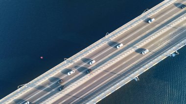 Köprü yolu otomobil trafiğinin yukarıdan hava görüntüsü, şehir ulaşımı kavramı