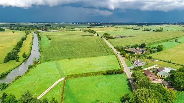 Vista Aérea Drones Campos Verdes Casas Fazenda Perto Canal Cima — Fotografia de Stock